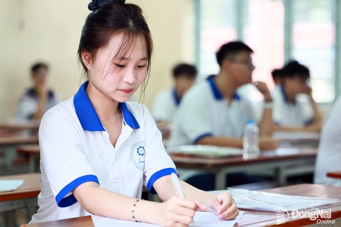 Thí sinh sẵn sàng buổi thi đầu tiên môn Ngữ văn. Ảnh: Công Nghĩa