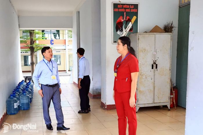 Thanh tra thi làm nhiệm vụ bên ngoài phòng thi. Ảnh: Công Nghĩa