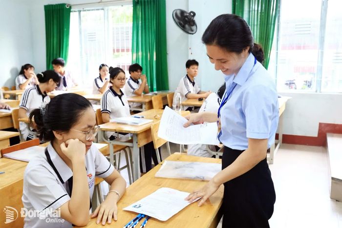 Giám thị kiểm tra lại thông tin của thí sinh. Ảnh: Công Nghĩa