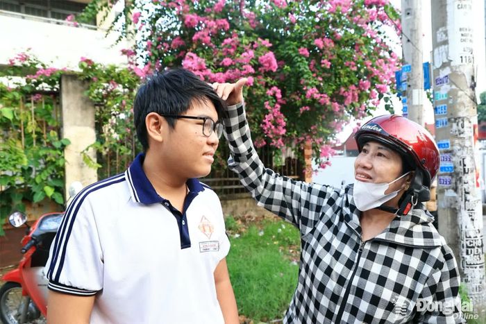 Phụ huynh động viên con trước kỳ thi quan trọng. Ảnh: Công Nghĩa