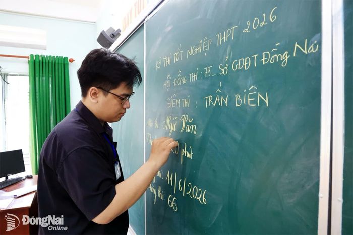 Giám thị ghi nội dung buổi thi lên bảng tại điểm thi Trường THPT Trấn Biên. Ảnh: Công Nghĩa