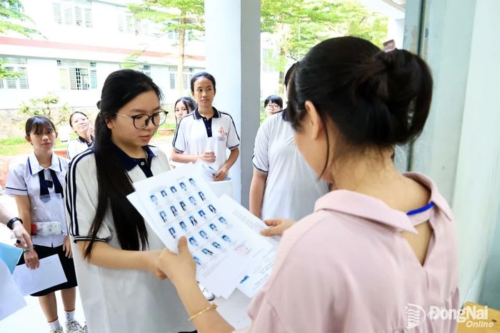 Thí sinh vào phòng thi sau khi được đối chiếu kiểm tra thông tin cá nhân. Ảnh: Công Nghĩa