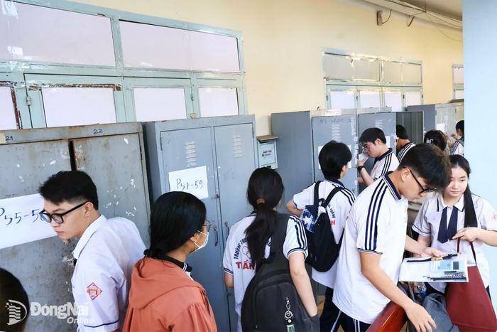 Thí sinh được bố trí tủ đồ đựng vật dụng không được mang vào phòng thi. Ảnh: Công Nghĩa