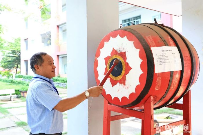 Giám thị đánh trống hiệu chính thức tính thời gian làm bài thi. Ảnh: Công Nghĩa