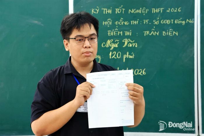 Giám thị hướng dẫn cách gấp phách bài thi. Ảnh: Công Nghĩa
