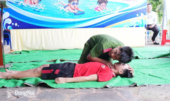 Chùm ảnh: Báo cáo viên hướng dẫn cách sơ cấp cứu ban đầu khi đưa được nạn nhân lên bờ