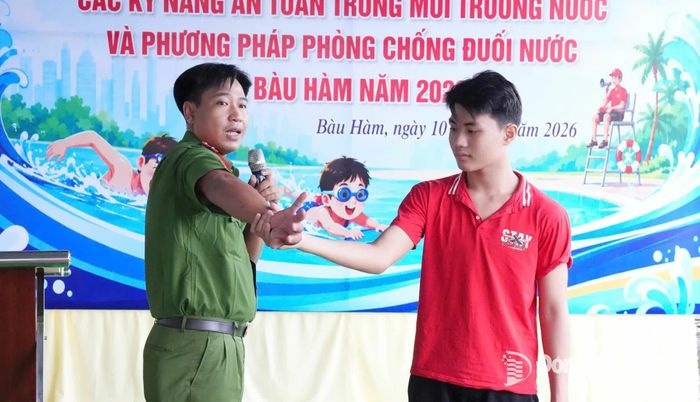 Chùm ảnh Báo cáo viên hướng dẫn cách thức cứu người bị nạn đuối nước khi người bị nạn hoảng loạn