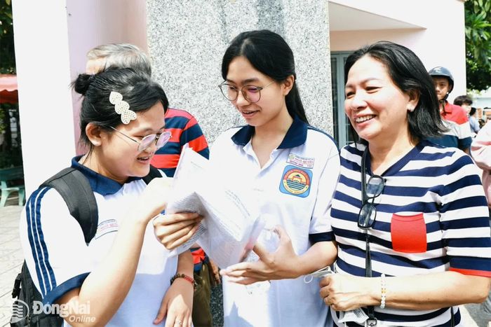 Học sinh phấn khởi chia sẻ cùng nhau thông tin bài thi. Ảnh: Công Nghĩa