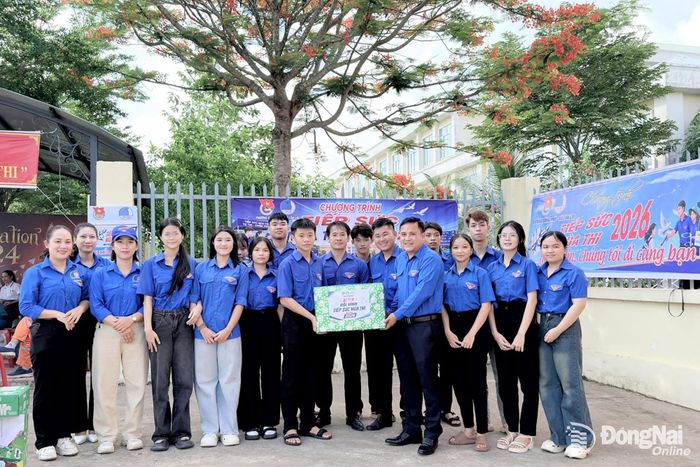 Phó Bí thư Thành đoàn Nguyễn Hiếu Trung tặng quà đội hình tiếp sức mùa thi tại điểm thi Trường THPT Đồng Phú, phường Đồng Phú. Ảnh: CTV