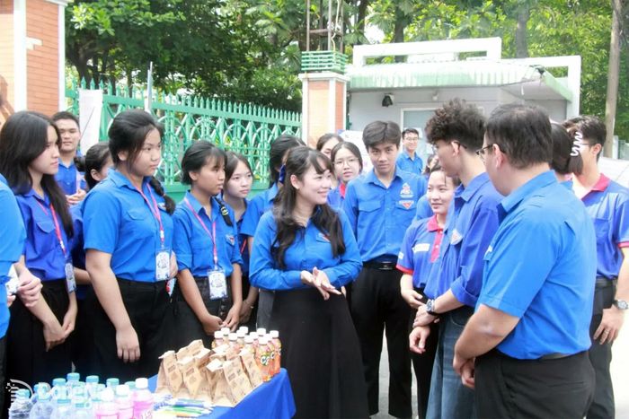 Phó Bí thư Thành đoàn, Chủ tịch Hội Sinh viên thành phố, Chủ tịch Hội đồng Đội thành phố Nguyễn Trần Phương Hà hỏi thăm tình hình hoạt động của đội hình tiếp sức mùa thi tại điểm thi Trường THPT Trấn Biên, phường Tam Hiệp. Ảnh: Nga Sơn
