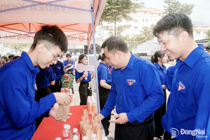 Phó Bí thư Thành đoàn Nguyễn Hiếu Trung tham quan gian hàng trưng bày sản phẩm tiếp sức thí sinh của đội hình tiếp sức mùa thi tại điểm thi Trường THPT Đồng Xoài, phường Bình Phước. Ảnh: CTV