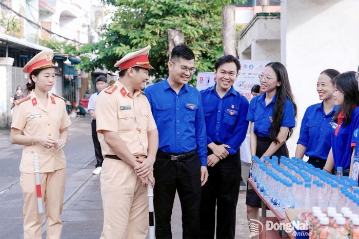 Phó Bí thư Thành đoàn, Chủ tịch Hội Liên hiệp thanh niên thành phố Phan Thế Công thăm, động viên đội hình tiếp sức mùa thi tại điểm thi Trường THPT Nguyễn Hữu Cảnh, phường Long Hưng. Ảnh: CTV