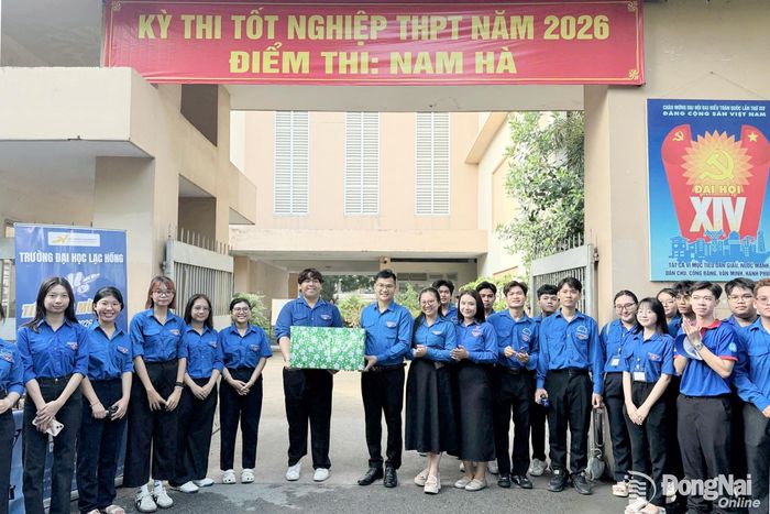 Phó Bí thư Thành đoàn, Chủ tịch Hội Liên hiệp thanh niên thành phố Phan Thế Công tặng quà đội hình tiếp sức mùa thi tại điểm thi Trường THPT Nam Hà, phường Trấn Biên. Ảnh: CTV