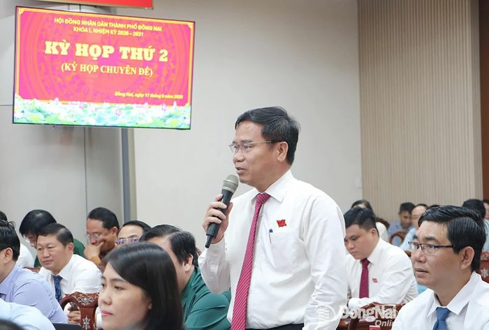Đại biểu HĐND thành phố phát biểu ý kiến thảo luận các nội dung tại kỳ họp. Ảnh: Phạm Tùng