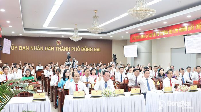 Các đại biểu HĐND thành phố biểu quyết thông qua các nghị quyết tại kỳ họp. Ảnh: Phạm Tùng
