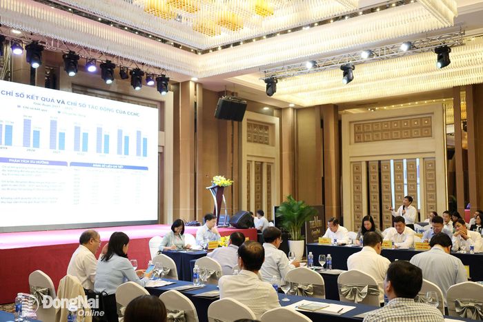 Đại diện Vụ Cải cách hành chính, Bộ Nội vụ thông tin một số nội dung liên quan đến Chỉ số SIPAS và Chỉ số PAR Index. Ảnh: Hồ Thảo