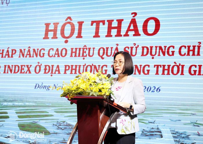 Thành ủy viên, Phó Chủ tịch UBND thành phố Đồng Nai Nguyễn Thị Hoàng phát biểu tại hội nghị. Ảnh: Hồ Thảo