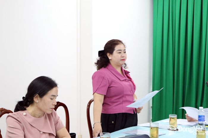 Đại diện Liên minh HTX thành phố báo cáo tình hình hoạt động tại buổi làm việc. Ảnh: Tố Tâm