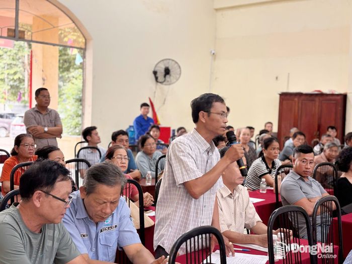 Người dân nêu ý kiến kiến nghị tại buổi đối thoại. Ảnh: ĐVCC