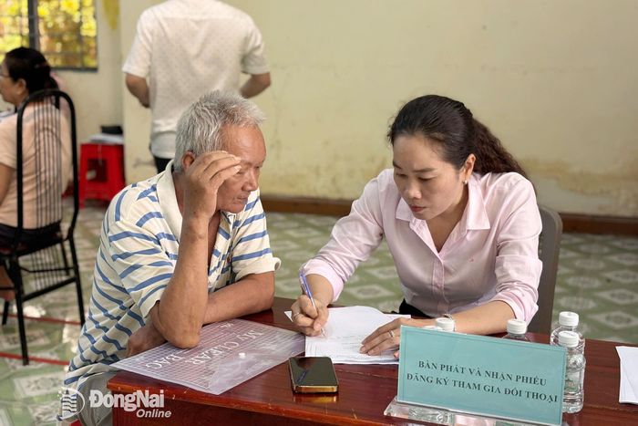 Người dân đăng ký nội dung đối thoại với lãnh đạo xã. Ảnh: ĐVCC