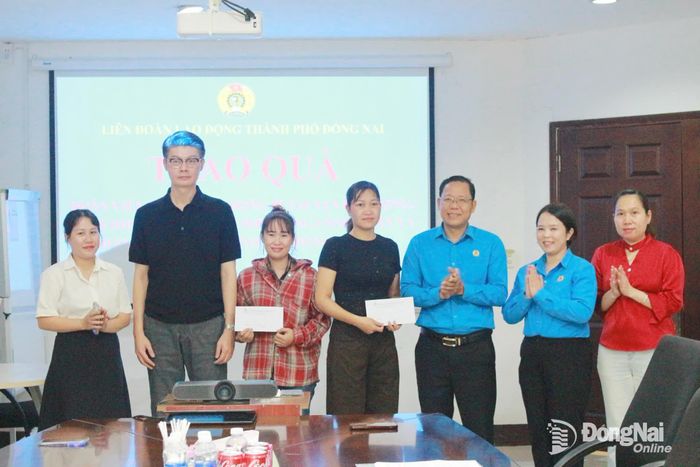 Đoàn thăm, tặng quà công nhân khó khăn tại Công ty TNHH Quốc tế Gold Long John. Ảnh: Nguyễn Hòa