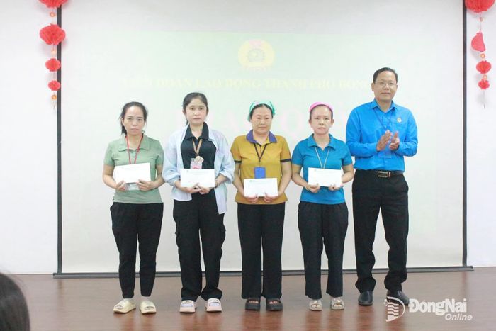 Đoàn thăm, tặng quà công nhân khó khăn tại Công ty TNHH Dệt may Eclat Việt Nam. Ảnh: N.Hòa