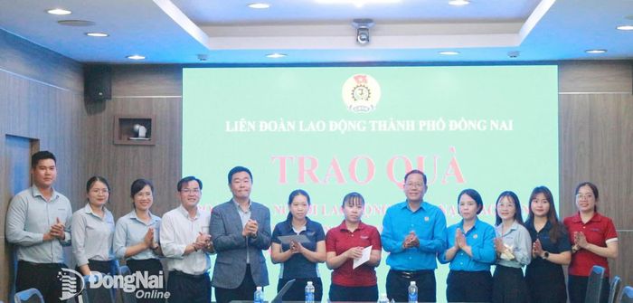 Đoàn thăm, tặng quà công nhân khó khăn tại Công ty TNHH Hyosung Đồng Nai. Ảnh: N.Hòa