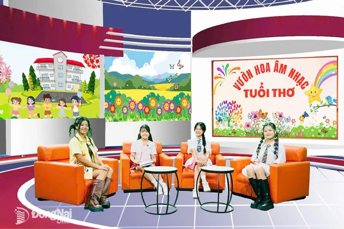 Hai MC Thảo Nguyên - San San giao lưu cùng Minh Vy và Thảo Nhi, chia sẻ những câu chuyện tuổi học trò và cảm xúc khi mùa hè gõ cửa. Ảnh: Minh Huệ