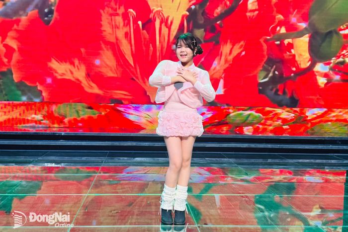 Minh Vy thể hiện ca khúc “Vào hạ”, sáng tác Lê Hựu Hà với giọng hát trong trẻo, gợi lên những rung động đầu tiên của mùa hè tuổi học trò. Ảnh: Minh Huệ