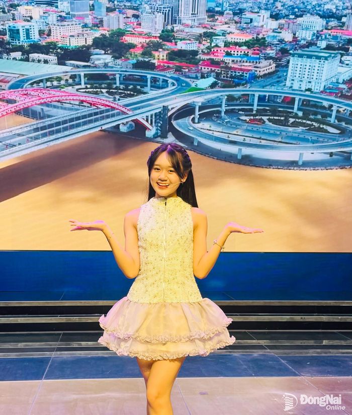 Thảo Nhi mang đến không khí vui tươi, đầy cảm xúc qua ca khúc “Nhớ mãi chuyến đi này”, sáng tác Bùi Công Nam lưu giữ những kỷ niệm đẹp của tuổi học trò. Ảnh: Minh Huệ