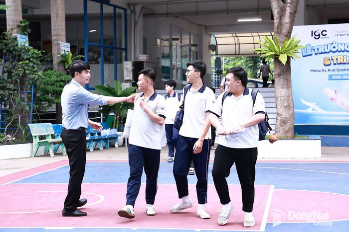 Thí sinh rời điểm thi Trường TH-THCS-THPT Lê Quý Đôn - Quyết Thắng (phường Trấn Biên) sau khi kết thúc môn Toán. Ảnh: Công Nghĩa