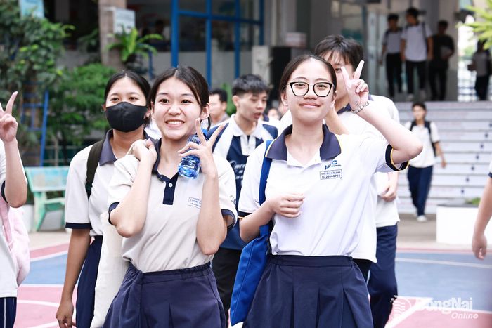 Những nét mặt phấn khởi sau khi hoàn thành môn thi Toán. Ảnh: Công Nghĩa