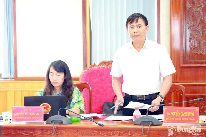 Thường trực Đảng ủy xã phát biểu tại buổi làm việc. Ảnh: Vũ Nguyện