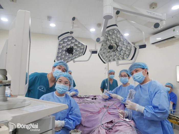 Các chuyên gia Bệnh viện Tai Mũi Họng Trung ương phẫu thuật thị phạm một trường hợp nội soi mũi xoang tại Bệnh viện Đa khoa Thống Nhất. Ảnh: Hạnh Dung
