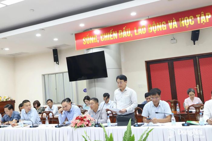 Đại diện địa phương báo cáo về thực trạng nuôi cá lồng bè trên sông Đồng Nai. Ảnh: B.Nguyên