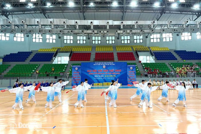 Một đội biểu diễn tại Giải Thể dục dưỡng sinh Đại hội Thể dục thể thao thành phố Đồng Nai. Ảnh: ĐVCC