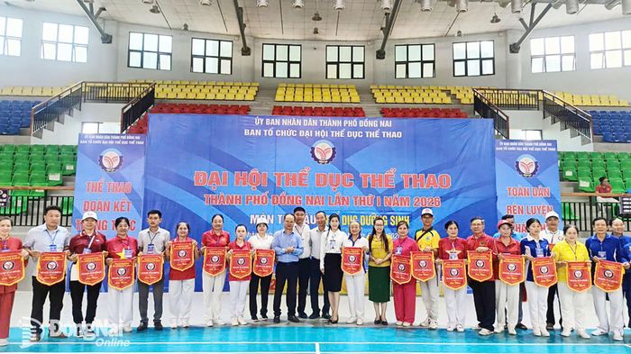 Ban tổ chức tặng cờ lưu niệm cho các đơn vị phường, xã tham dự giải. Ảnh: ĐVCC