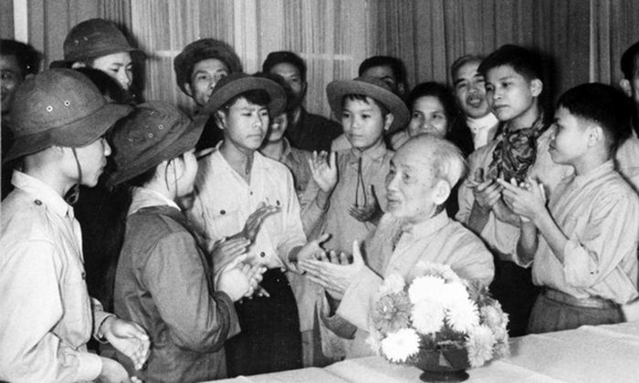 Bác Hồ với thiếu nhi trong Đoàn Dũng sĩ miền Nam ra thăm miền Bắc năm 1969. Ảnh: TTXVN