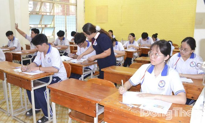 Các thí sinh tại Điểm thi Trường THPT Trần Hưng Đạo chuẩn bị bước vào môn thi Ngữ văn.