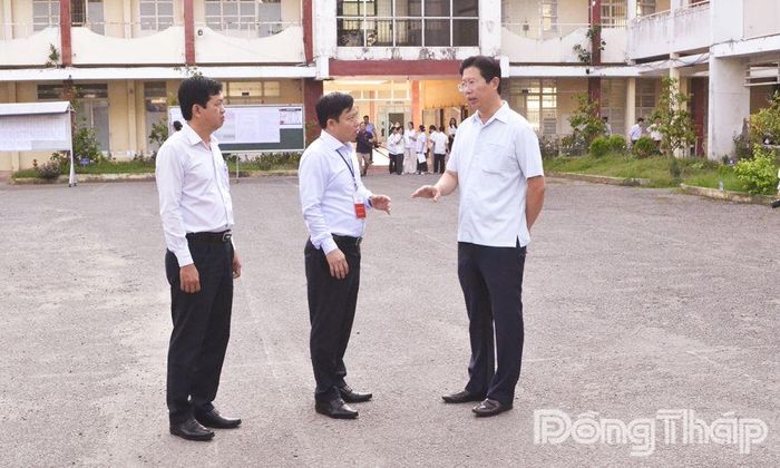 Đồng chí Huỳnh Minh Tuấn, Tỉnh ủy viên, Phó Chủ tịch UBND tỉnh đến kiểm tra thực tế ngày thi đầu tiên tại Điểm thi Trường THPT Trần Hưng Đạo (phường Đạo Thạnh).