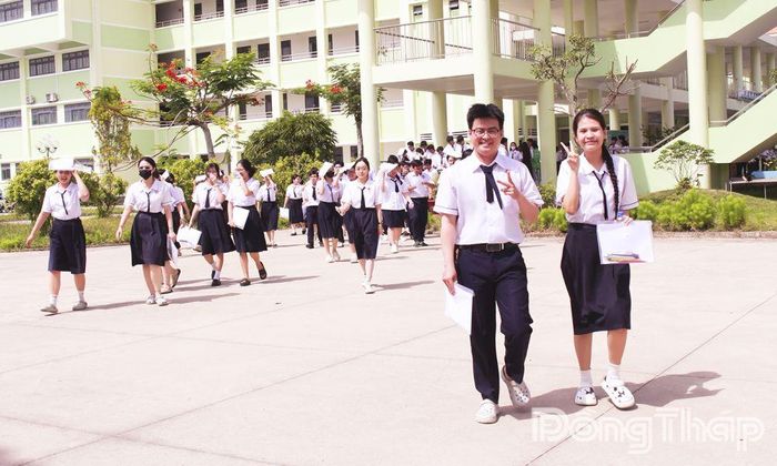 Thí sinh tại Điểm thi Trường THPT Cao Lãnh (phường Cao Lãnh) rời phòng thi với tâm trạng phấn khởi.