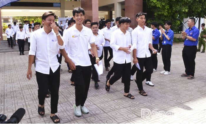 Thí sinh tại Điểm thi Trường THPT Chuyên Tiền Giang rời phòng thi với tâm trạng đầy tự tin.