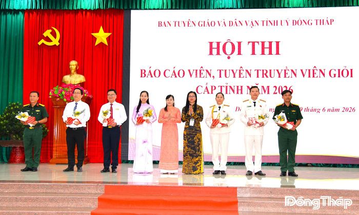 Đồng chí Châu Thị Mỹ Phương, Phó Bí thư Tỉnh ủy, Trưởng Đoàn đại biểu Quốc hội khóa XVI đơn vị tỉnh Đồng Tháp và đồng chí Nguyễn Thị Kim Tuyến, Ủy viên Ban Thường vụ Tỉnh ủy, Trưởng Ban Tuyên giáo và Dân vận Tỉnh ủy, Trưởng Ban Tổ chức Hội thi tặng hoa, quà lưu niệm cho các thí sinh tham gia Hội thi. 