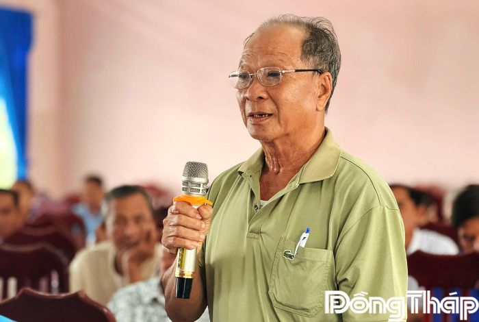 Cử tri xã Thường Phước phát biểu ý kiến tại buổi tiếp xúc