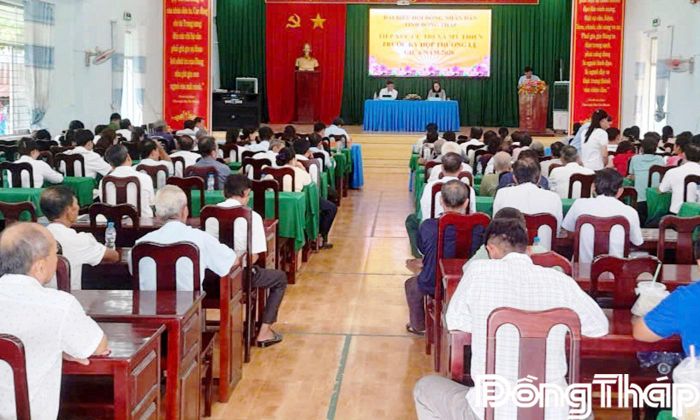 Quang cảnh buổi tiếp xúc cử tri xã Mỹ Thiện.