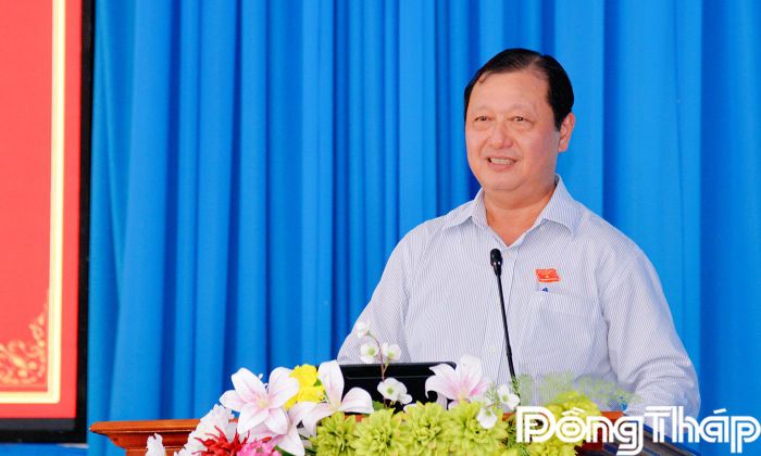 Đại biểu Phan Phùng Phú phát biểu tại buổi tiếp xúc cử tri phường Cai Lậy.