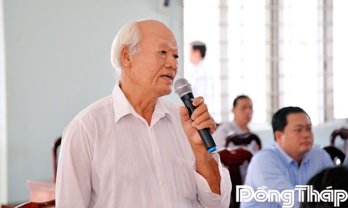 Cử tri phường Cai Lậy phát biểu tại buổi tiếp xúc