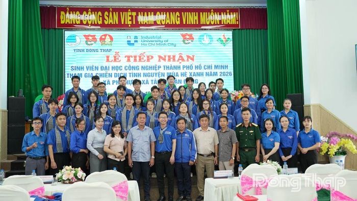 Các đại biểu cùng chiến sĩ tình nguyện mùa hè xanh chụp ảnh lưu niệm, thể hiện quyết tâm hoàn thành xuất sắc nhiệm vụ.