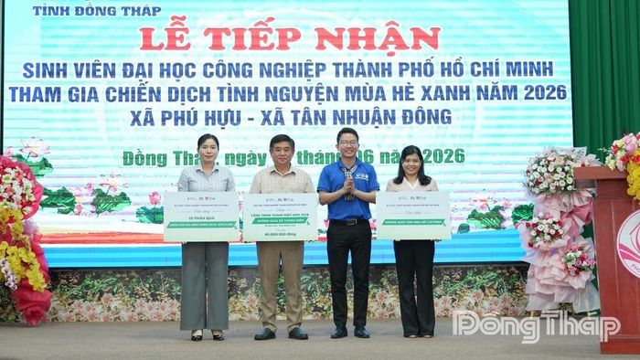 Đại diện Đội hình tình nguyện trao bảng tượng trưng các công trình, phần việc thanh niên sẽ triển khai trong chiến dịch tại địa phương.