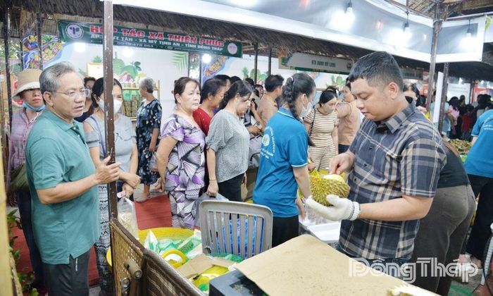 Các gian hàng của doanh nghiệp, hợp tác xã “thắng lớn” tại Lễ hội.